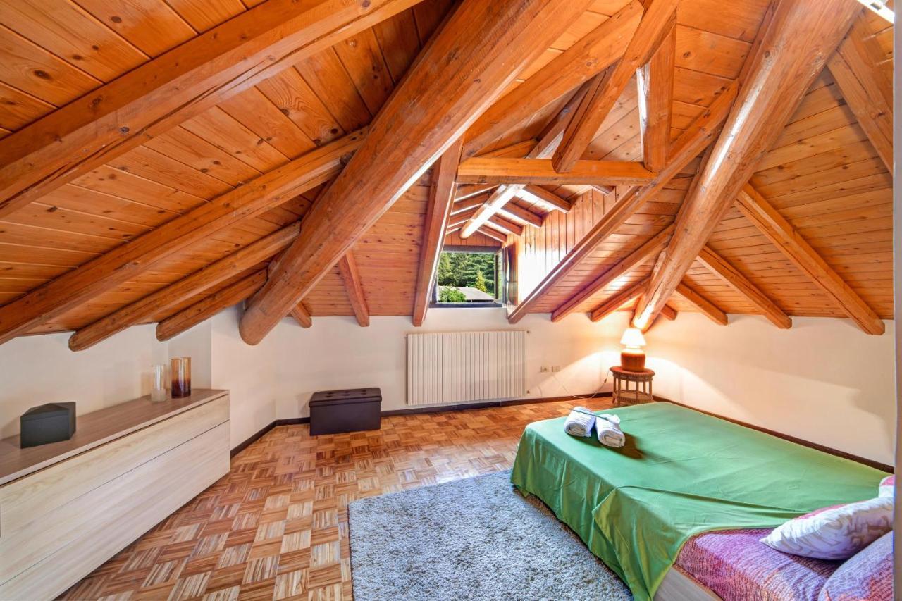 Mansarda Fra Monte E Lago Apartman Esino Lario Kültér fotó